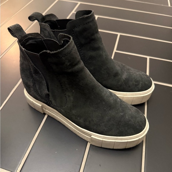 Black Ankle Boots with Thick Sole and Slip-On Design - Picture 3 of 4